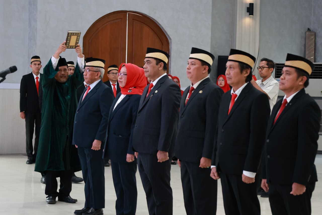 H. Asep Suherman, Ratih Rahmawati, H. Dadan Gandana, Supriyadi, Muchammad Solehhudin, dan Yudiana saat di Lantik Bupati Maesyal.