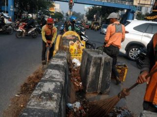 Jelang HUT ke-81 RI, DLH Kota Tangerang Gencar Bersihkan Median Jalan dan Pangkas Tanaman Liar