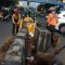 Petugas DLH Kota Tangerang membersihkan median barrier di Jl. Sudirman, Cikokol, Kota Tangerang, Banten, Rabu (5/8/26) (Sumber : DLH Kota Tangerang).