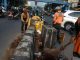 Petugas DLH Kota Tangerang membersihkan median barrier di Jl. Sudirman, Cikokol, Kota Tangerang, Banten, Rabu (5/8/26) (Sumber : DLH Kota Tangerang).