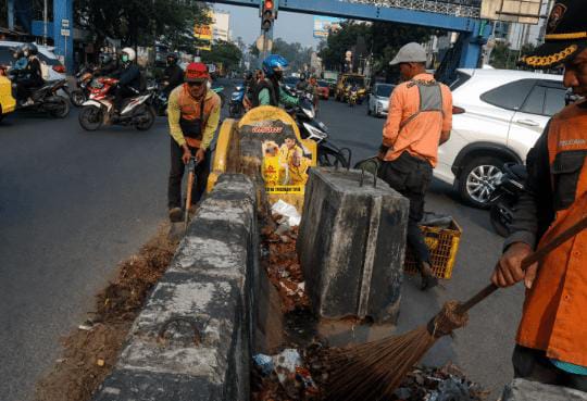 Jelang HUT ke-81 RI, DLH Kota Tangerang Gencar Bersihkan Median Jalan dan Pangkas Tanaman Liar