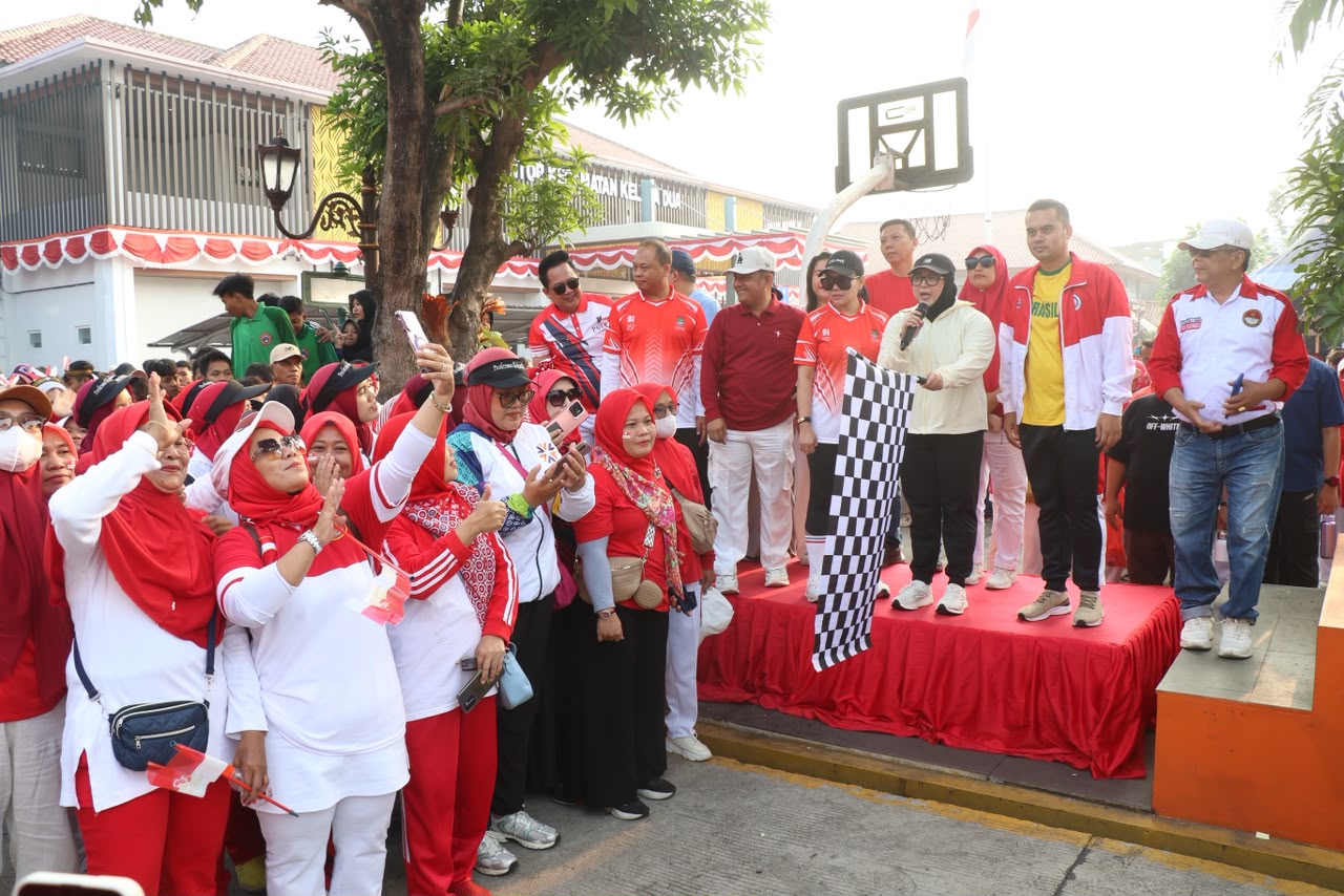 Kegiatan Jalan Sehat dalam rangka memperingati HUT ke 81 RI di Kelapa Dua.