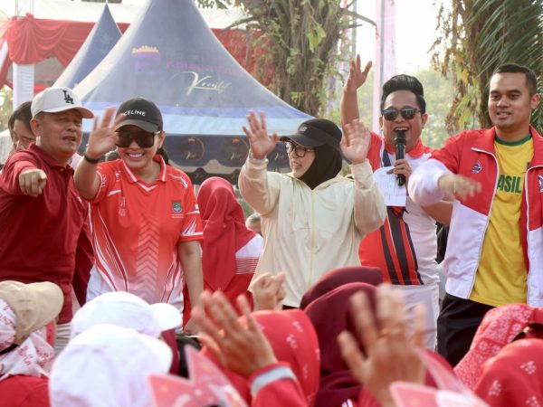 Jalan Sehat Meriah di Kelapa Dua, Wabup Intan dan Gita Swarantika Dorong Kebersamaan dan Dukung UMKM