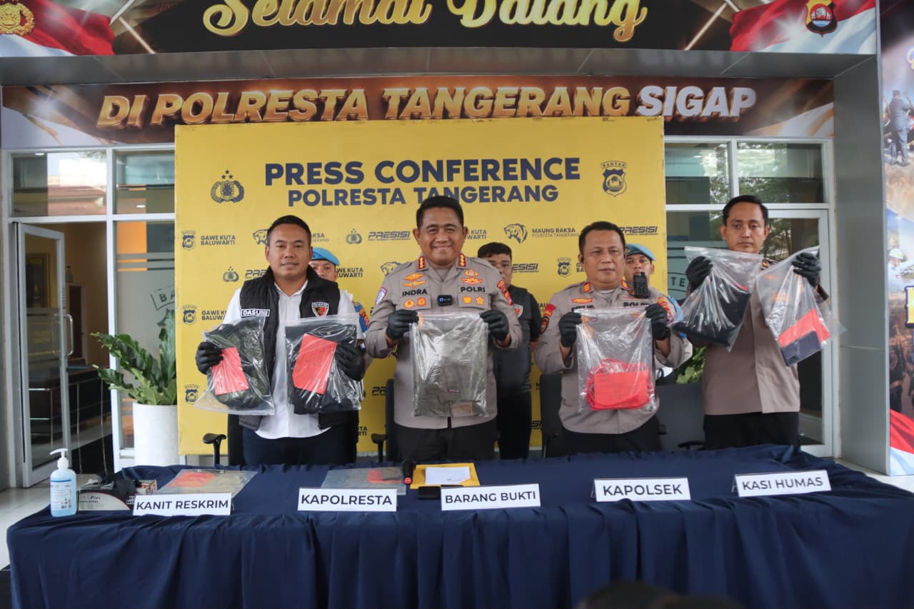 Kapolresta Tangerang bersama jajarannya saat menunjukan barang bukti.