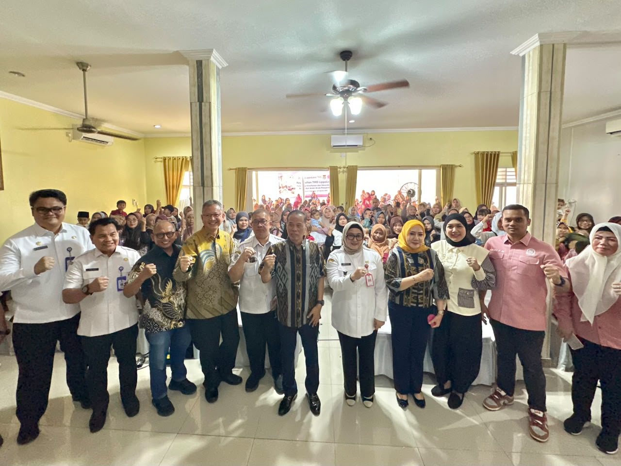 Wabup Intan, Dewan Muhamad Faizal, TMD LippoLand, Darwin, Dewan Fikri Faiz, dan Sekcam Curug Gilang saat foto bersama masyarakat.