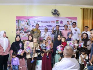 Wabup Intan, Dewan Muhamad Faizal, TMD LippoLand, Darwin, Dewan Fikri Faiz, dan Sekcam Curug Gilang saat foto bersama masyarakat.