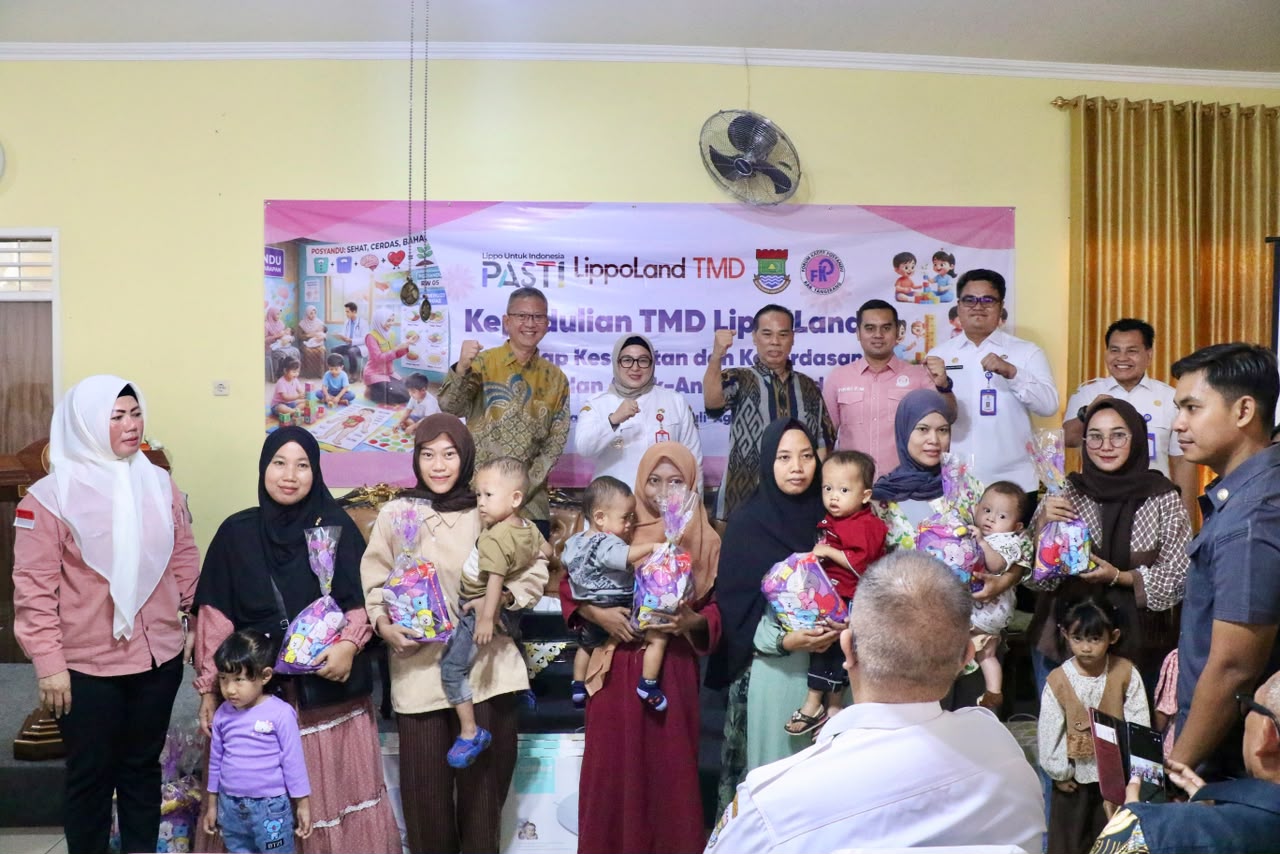 Wabup Intan, Dewan Muhamad Faizal, TMD LippoLand, Darwin, Dewan Fikri Faiz, dan Sekcam Curug Gilang saat foto bersama masyarakat.