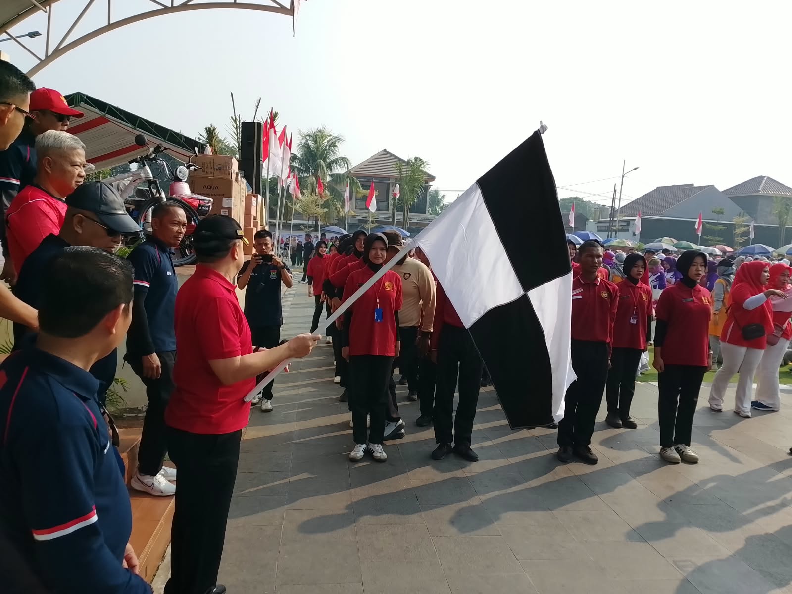 Sekda Soma Atmaja Atmaja melepas Gerak Jalan HUT ke-81 RI di Kecamatan Sukamulya.