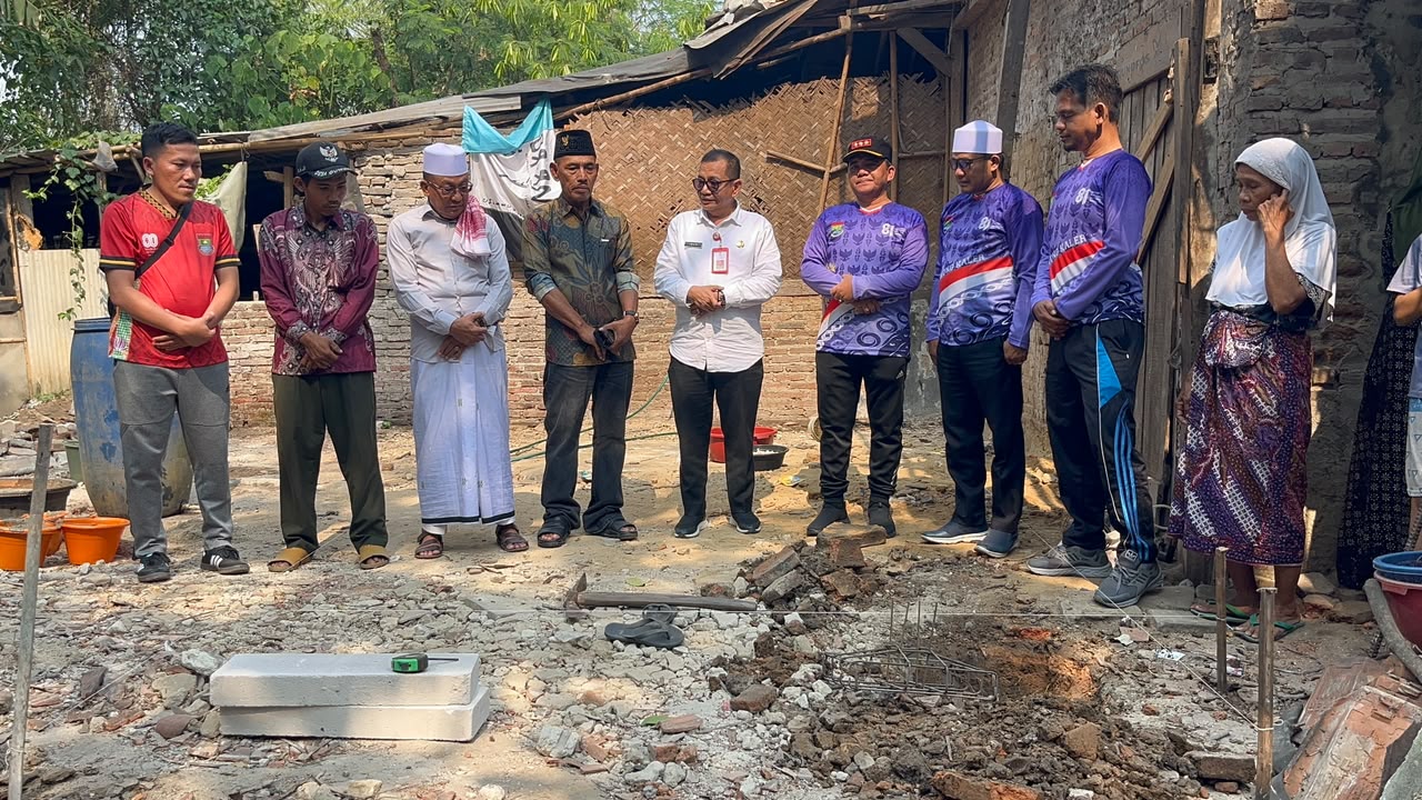 Kepala Dinas Iwan Firmansyah saat menghadiri pembangunan rumah Ibu Laila di Kecamatan Gunung Kaler.
