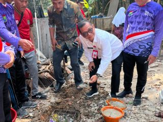 Kepala DBMSDA Kabupaten Tangerang Letakkan Batu Pertama Bedah Rumah Ibu Laila di Gunung Kaler
