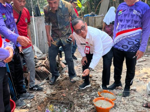 Kepala DBMSDA Kabupaten Tangerang Letakkan Batu Pertama Bedah Rumah Ibu Laila di Gunung Kaler