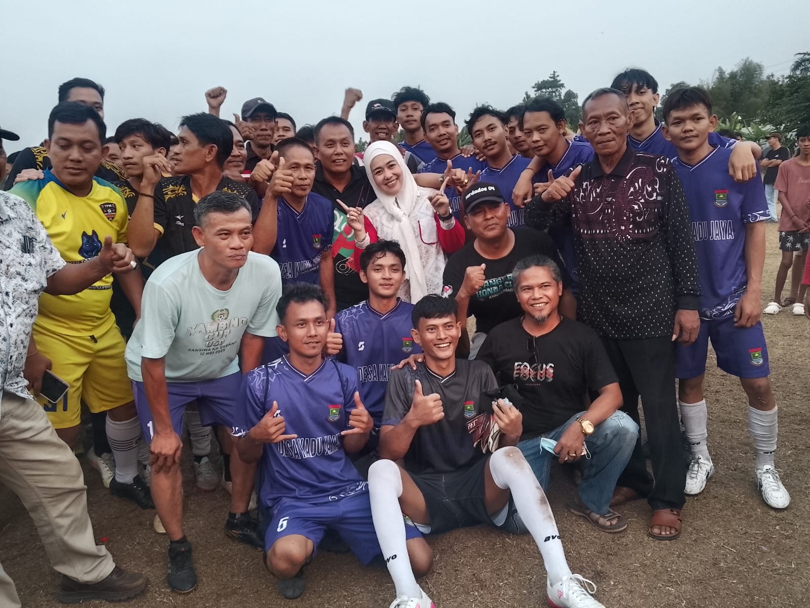 Dewan Muhamad Sobri foto bersama para pemain sepak bola.