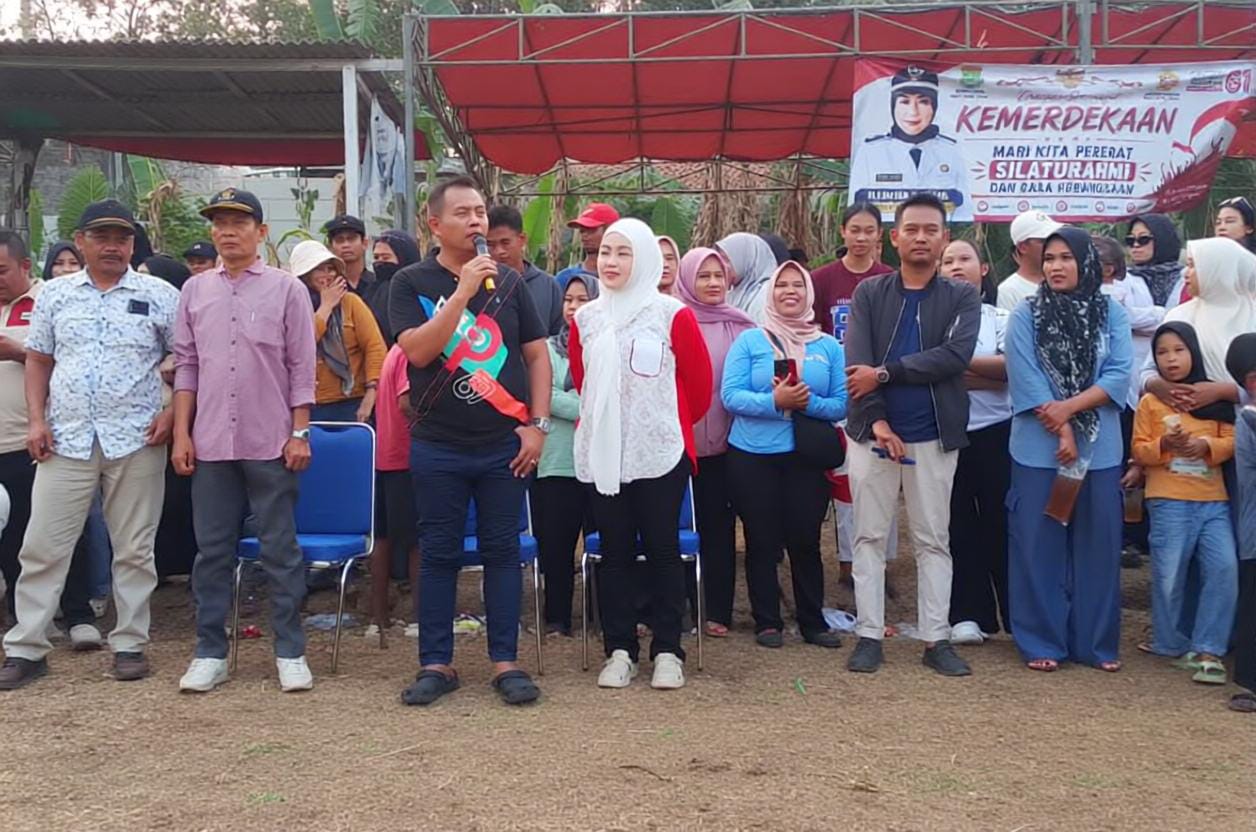 Dewan Muhamad Sobri saat menghadiri pelaksanaan Turnamen Sepak Bola RW Cup Desa Kadu Jaya Curug.
