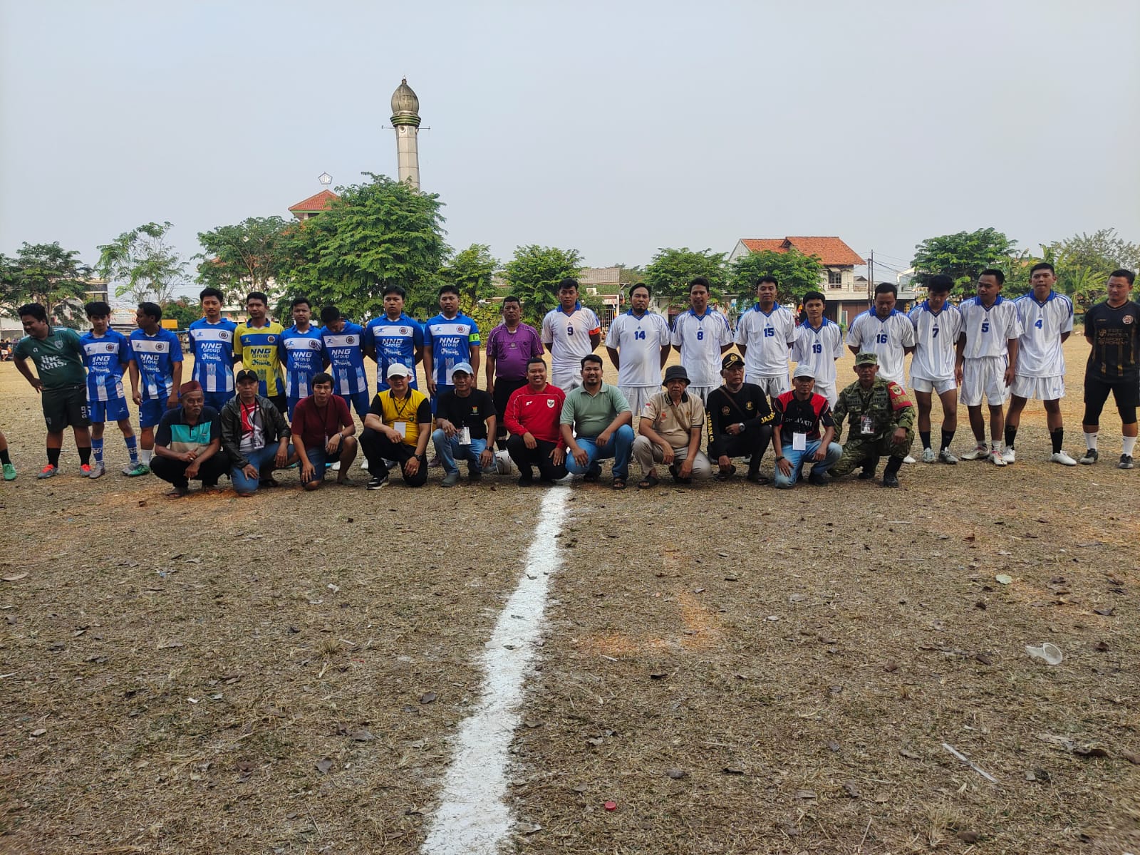 Dewan Imam Sucipto saat bersama para pemain di turnamen sepak bola antar RW Kelurahan Sukabakti.