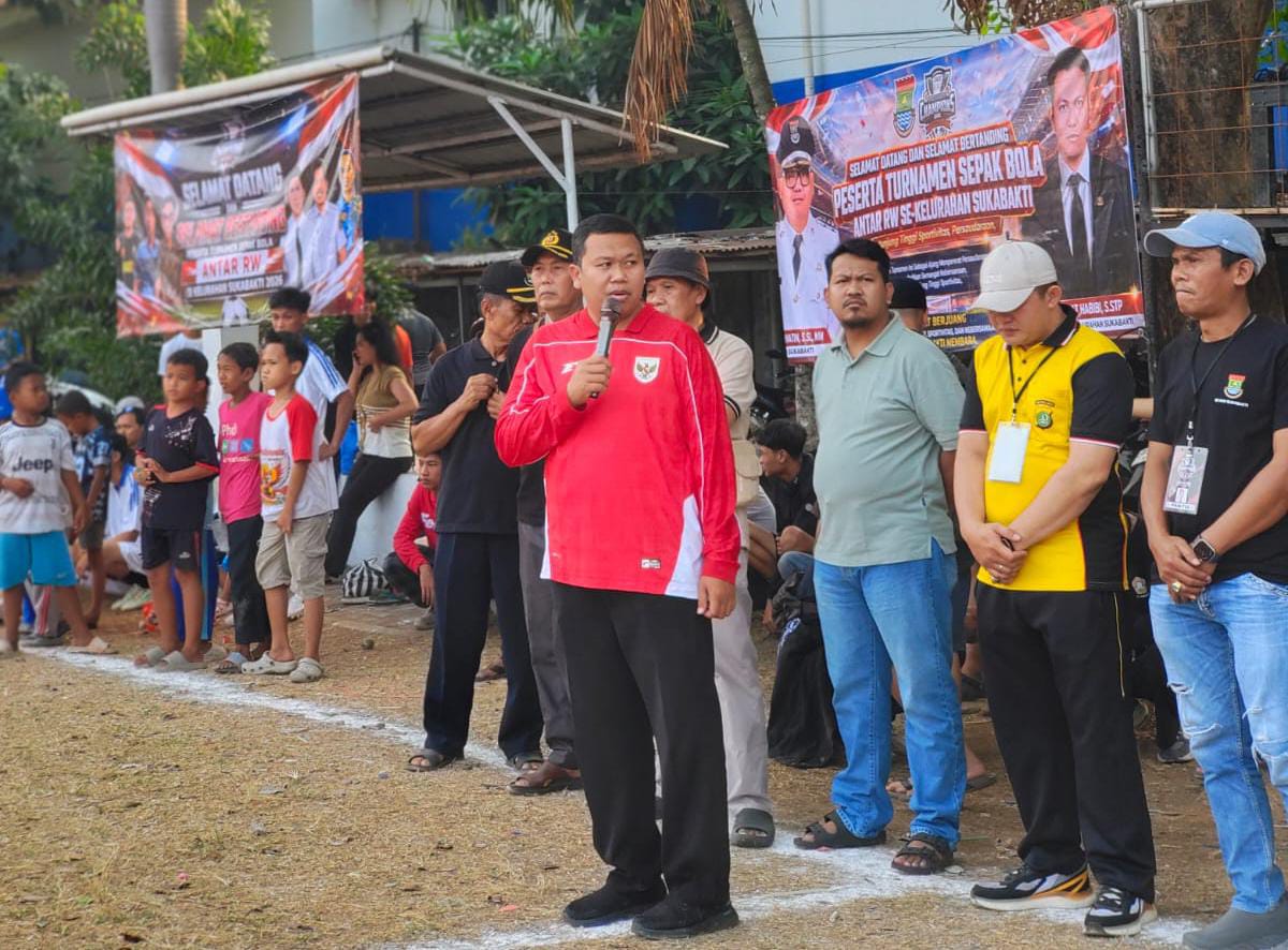 Dewan Imam Sucipto saat membuka turnamen sepak bola antar RW Kelurahan Sukabakti.