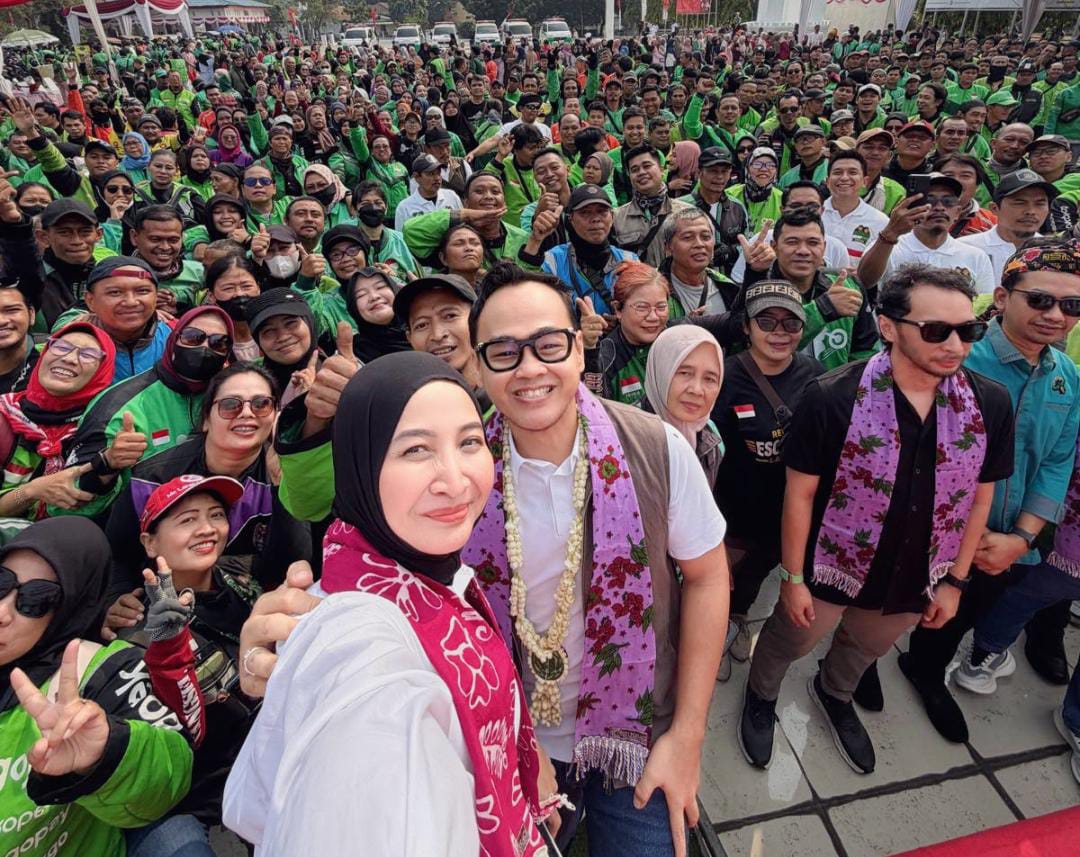 Rano Alfath bersama sang istri, Hj. Ferryka Budiastreani saat foto bersama para driver ojek online dan warga masyarakat..
