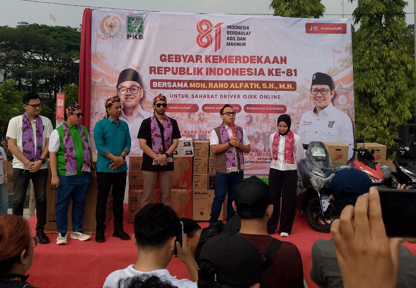 Rano Alfath bersama sang istri, Hj. Ferryka Budiastreani dan Politisi PKB Ustur Ubadi, Iqrar Risyad, Muhamad Rapiudin Akbar.