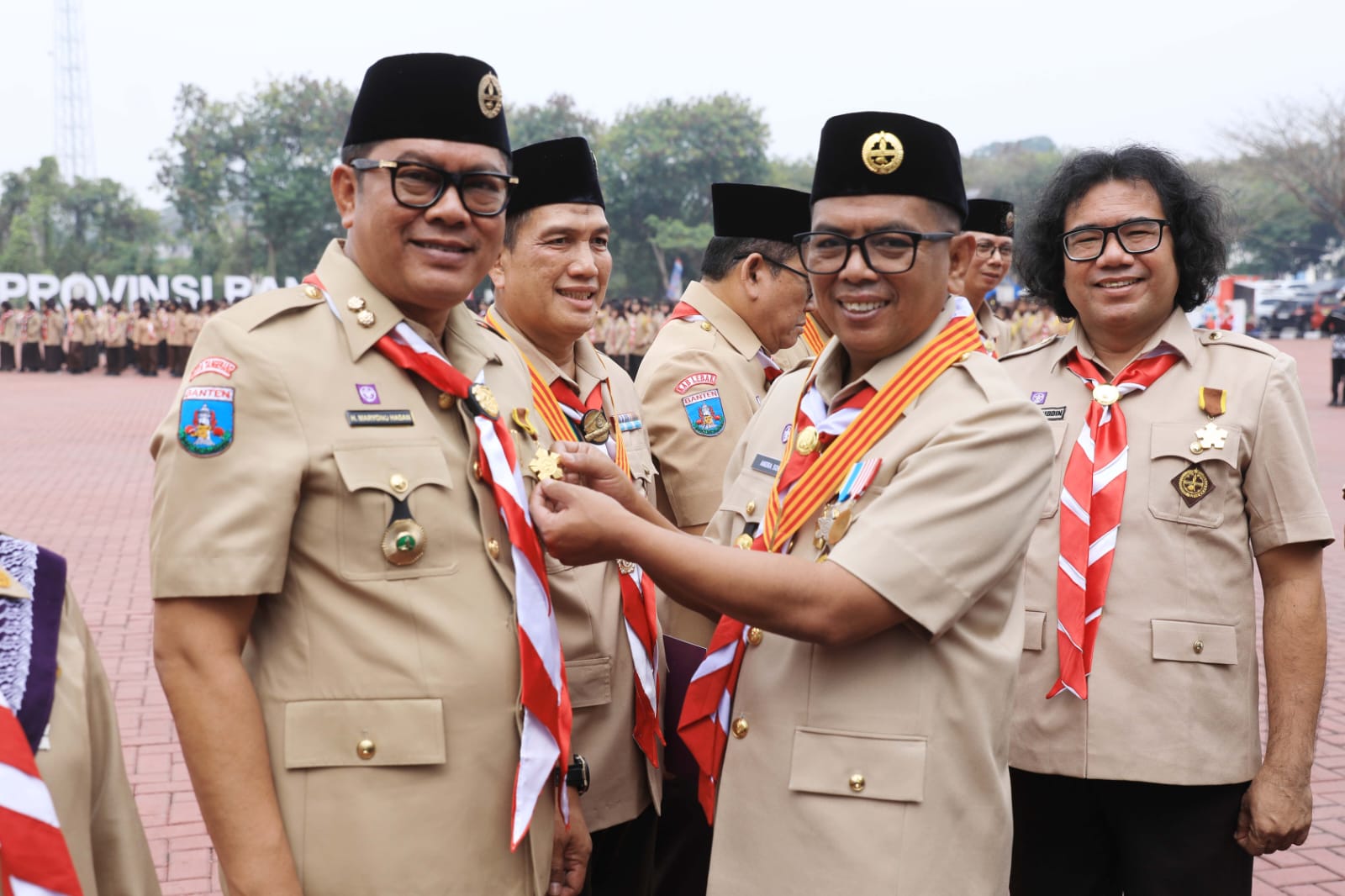 Maryono saat terima Lencana Dharma Bakti dari Gubernur Andra Soni.