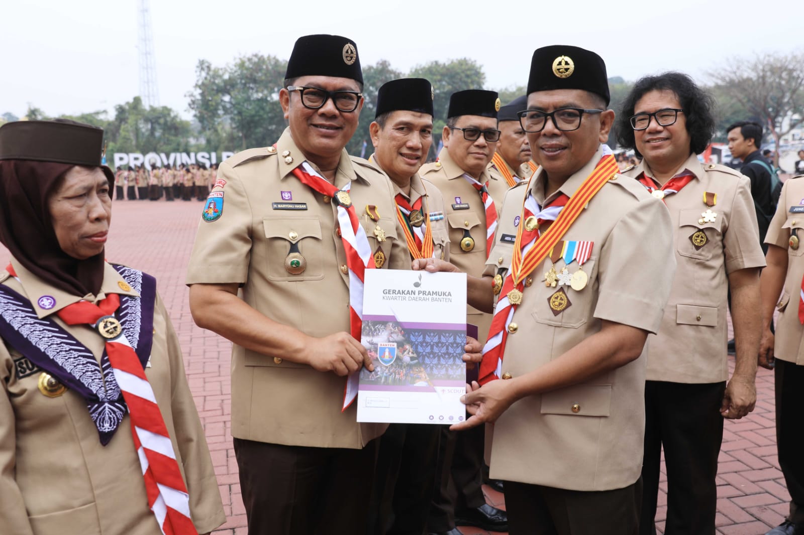 Maryono saat terima Lencana Dharma Bakti.