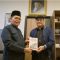 Buku Amirsyah Tambunan membahas sejarah Islam dari era pra-Islam hingga modern, termasuk peradaban Nusantara, ilmu pengetahuan, dan tantangan umat.