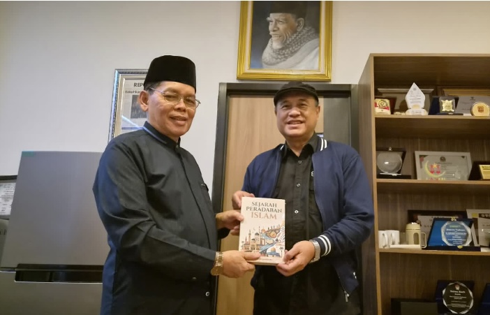 Buku Amirsyah Tambunan membahas sejarah Islam dari era pra-Islam hingga modern, termasuk peradaban Nusantara, ilmu pengetahuan, dan tantangan umat.