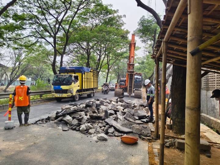 Perbaikan jalan di Sangego Selatan Kota Tangerang.