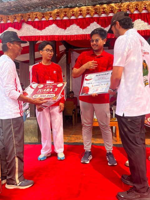 Dewan Iqrar Risyad saat memberikan hadiah piagam untuk warga yang menang Lomba Agustusan.