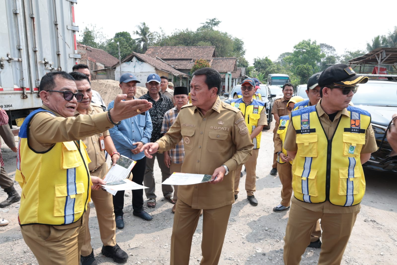 Bupati Maesyal dan Kepala DBMSDA Iwan Firmansyah bersama jajarannya saat meninjau Rekonstruksi Jalan Cangkudu–Cisoka.