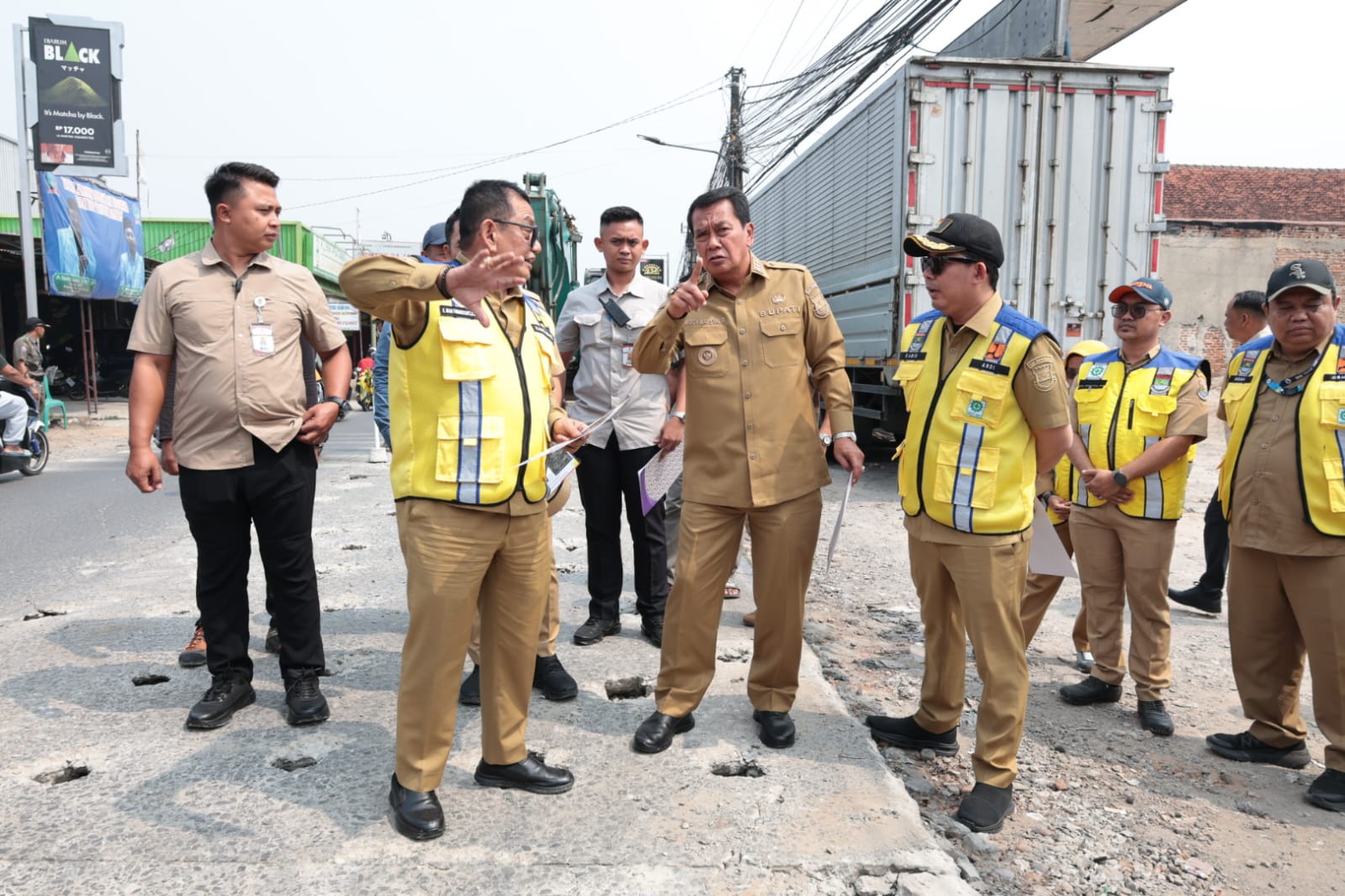 Bupati Maesyal dan Kepala DBMSDA Iwan Firmansyah bersama jajarannya saat meninjau Rekonstruksi Jalan Cangkudu–Cisoka.