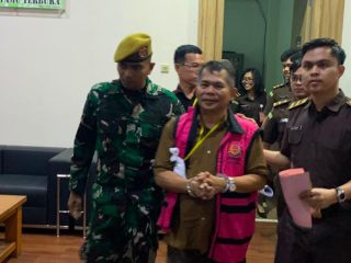 Kejaksaan Kabupaten Tangerang saat membawa tersangka inisial KG ketua PKBM.