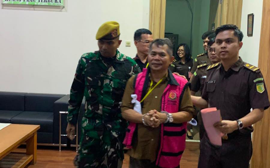 Kejaksaan Kabupaten Tangerang saat membawa tersangka inisial KG ketua PKBM.