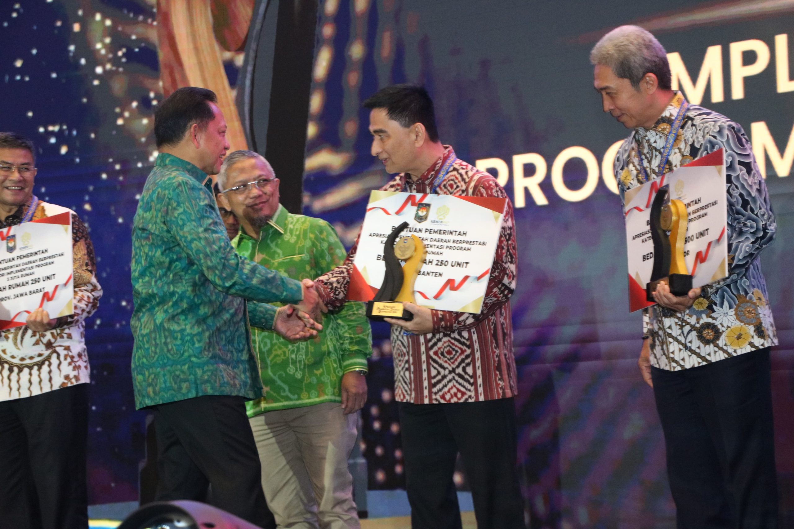 Mendagri Tito Karnavian saat memberikan piagam perhargaan ke Wagub Dimyati.