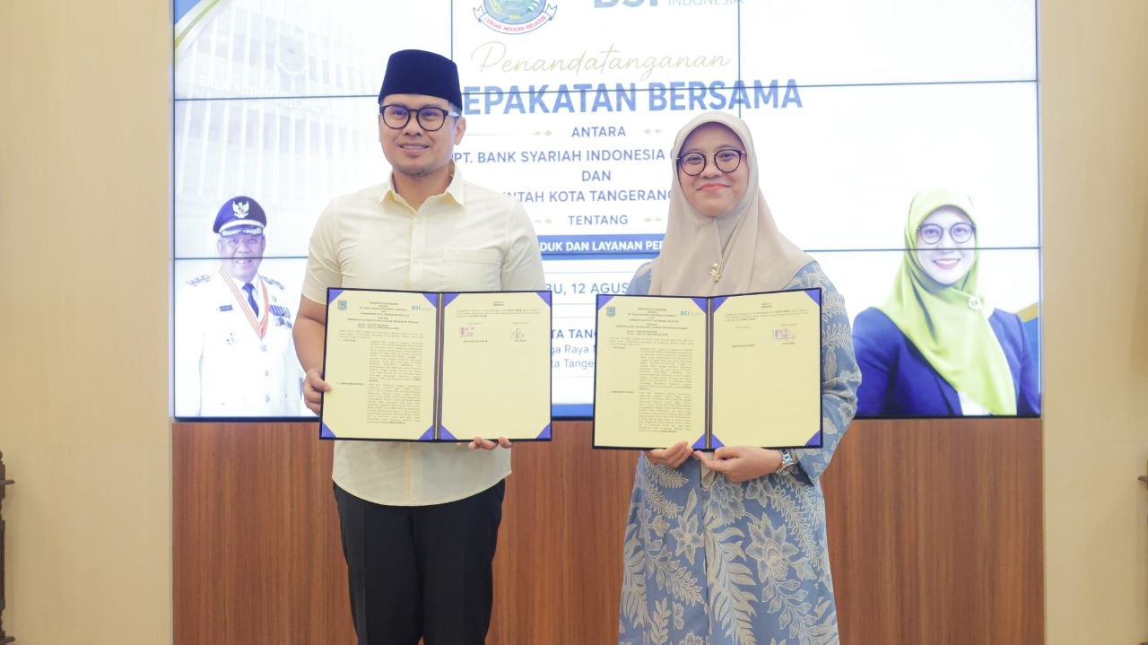 Pilar Saga Ichsan saat penandatanganan kesepakatan bersama antara Pemkot Tangsel dan BSI terkait pemanfaatan produk dan layanan perbankan syariah.