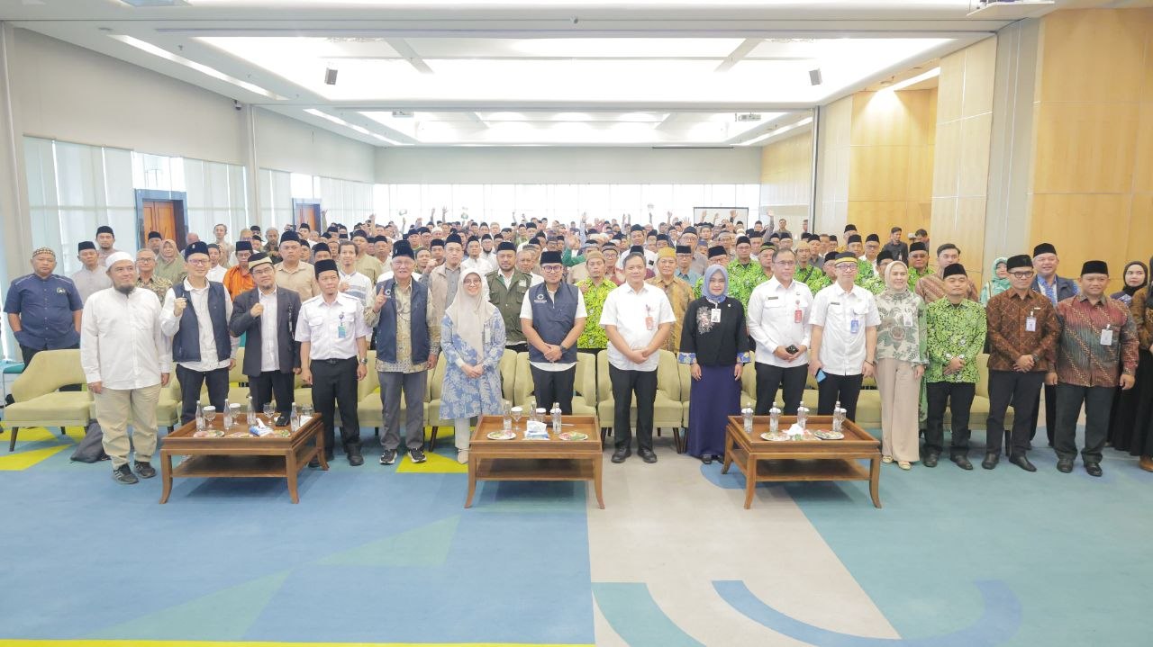 Pilar Saga Ichsan bersama pengurus Dewan Kemakmuran Masjid (DKM) Tangsel.