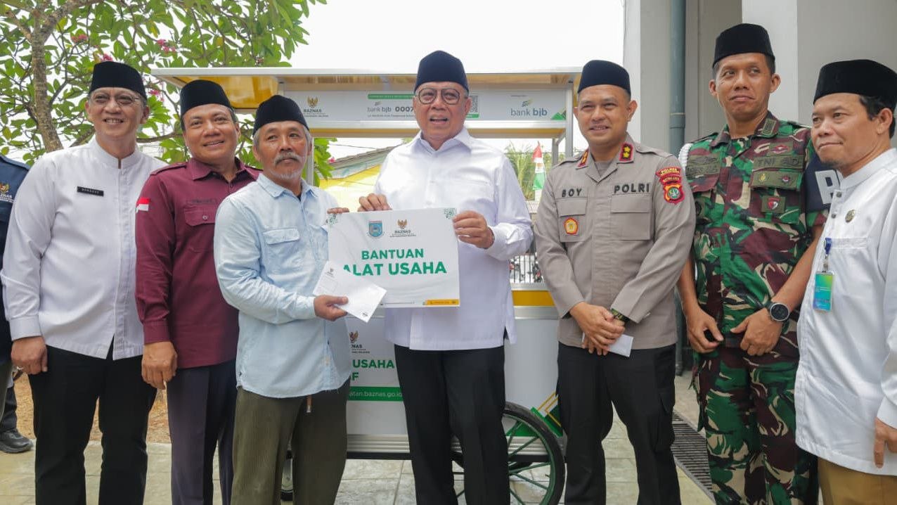 Wali Kota Benyamin saat memberikan bantuan alat usaha untuk warga.