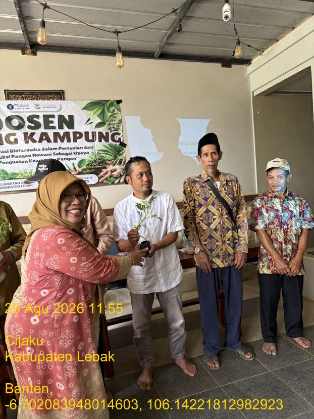 Pembagian bibit pohon untuk warga.