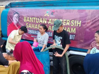 Abraham Garuda Laksono salurkan 18.000 liter air bersih untuk 485 KK di Desa Cukanggalih, Tangerang, yang terdampak kemarau panjang.