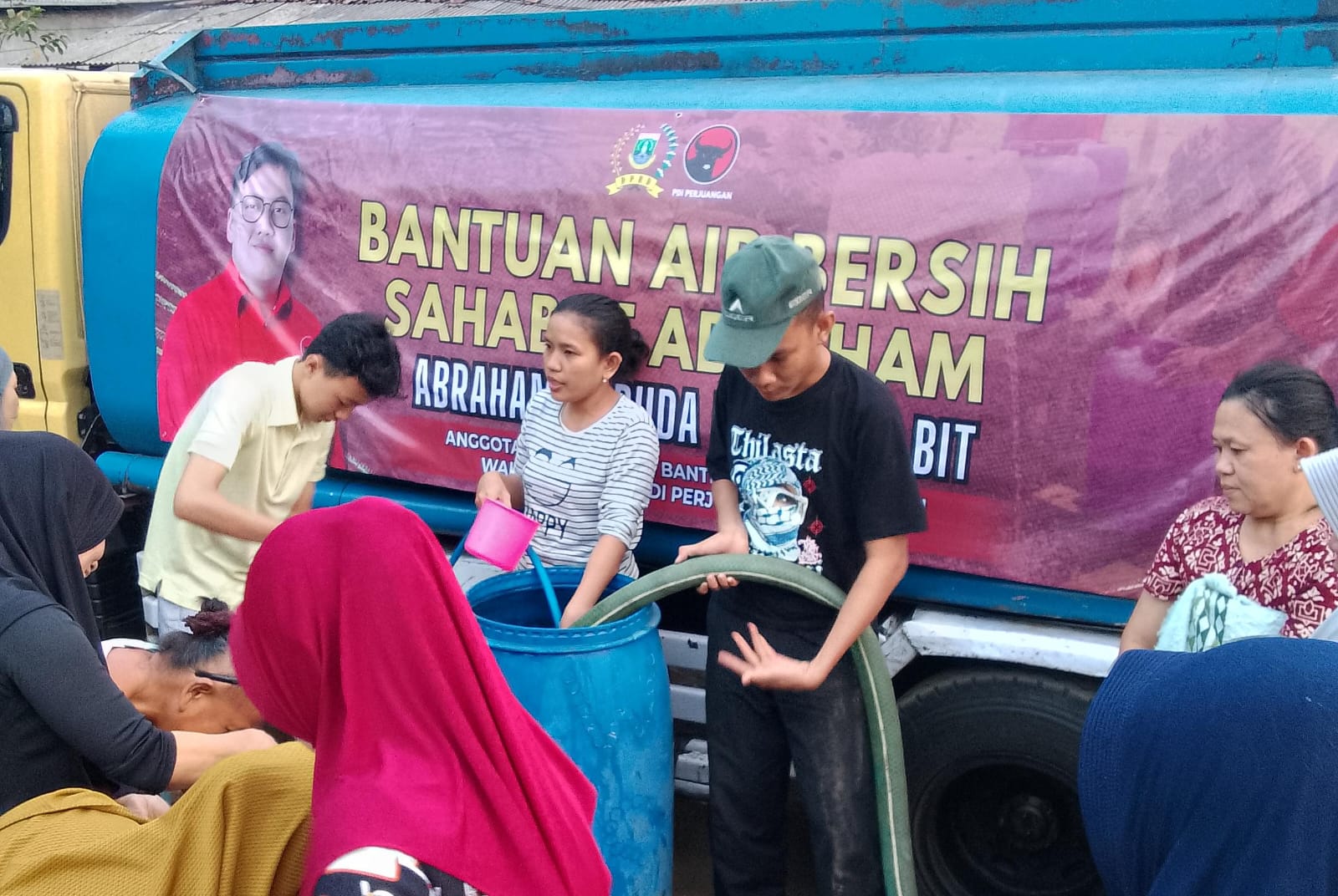 Abraham Garuda Laksono salurkan 18.000 liter air bersih untuk 485 KK di Desa Cukanggalih, Tangerang, yang terdampak kemarau panjang.