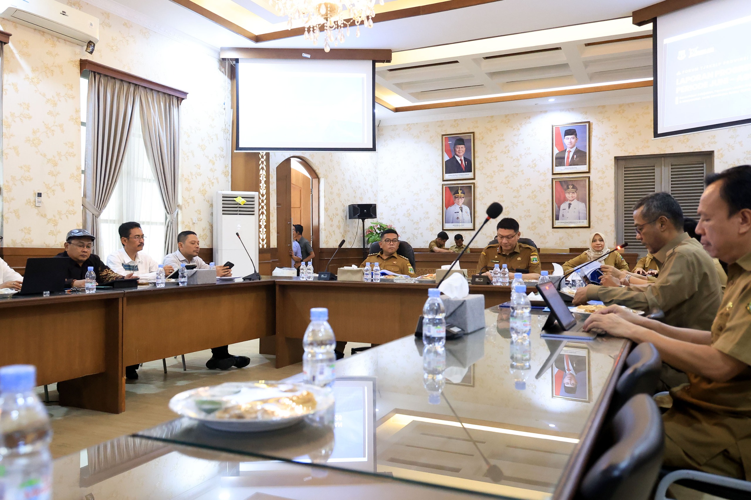 Rapat koordinasi bersama Forum CSR di Aula Gedung Negara Provinsi Banten, Kota Serang.