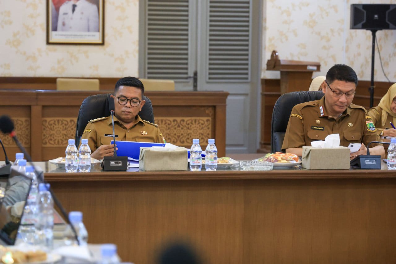 Gubernur Andra Soni dan Sekda Banten Deden Apriandhi.