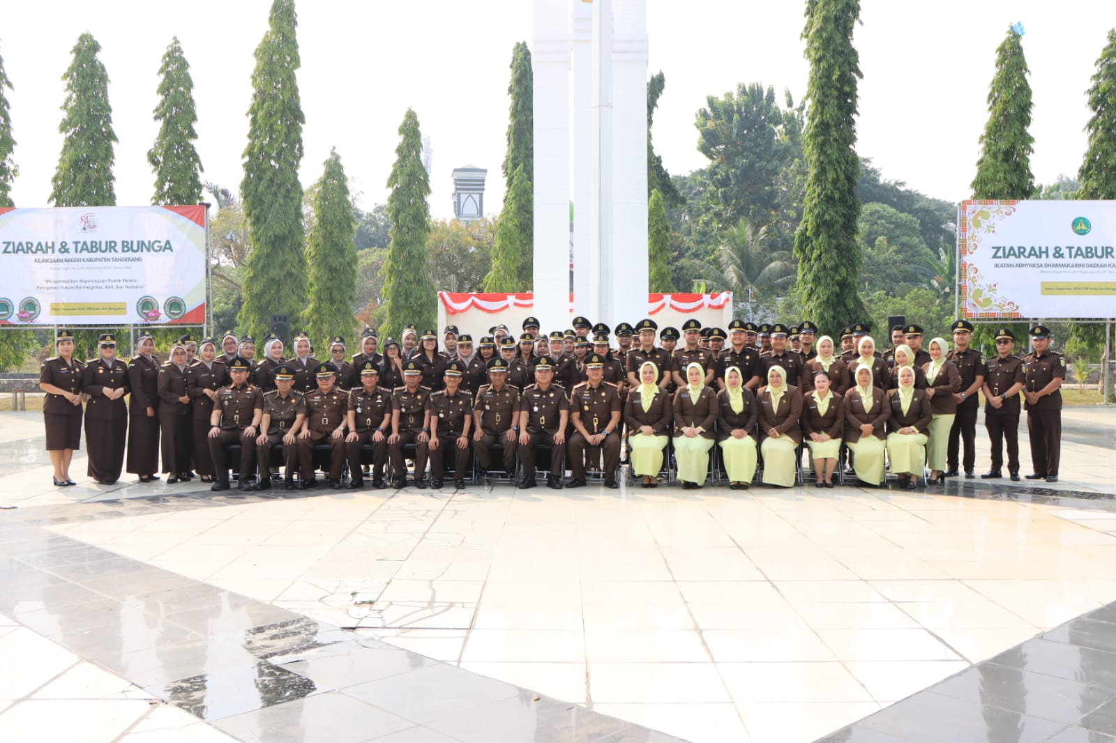 Kajari Wahyudi Eko Husodo bersama jajarannya saat di TMP Raden Aria Wangsakara.