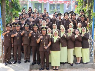 Kajari Wahyudi Eko Husodo bersama jajarannya saat di TMP Raden Aria Wangsakara.