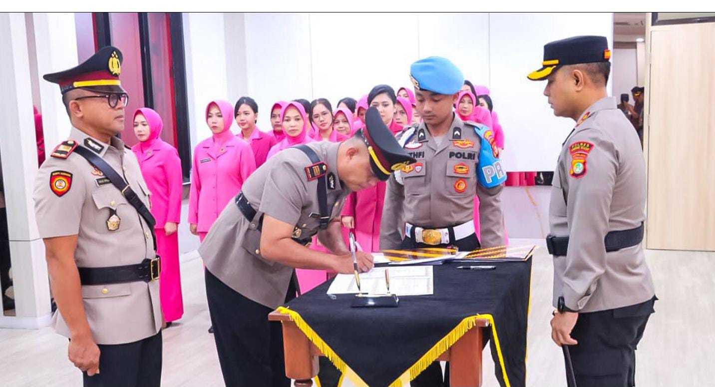Kapolres Tangsel Boy Jumalolo saat memimpin Upacara Serah Terima Jabatan jajarannya.