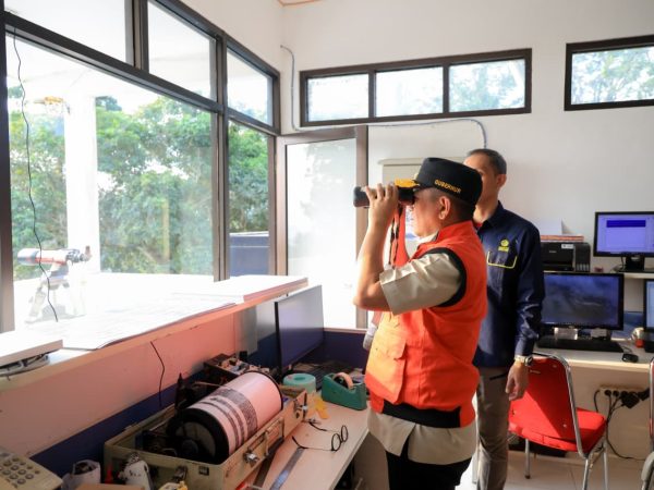 Andra Soni Pantau Gunung Anak Krakatau, Masker Didistribusikan ke Warga