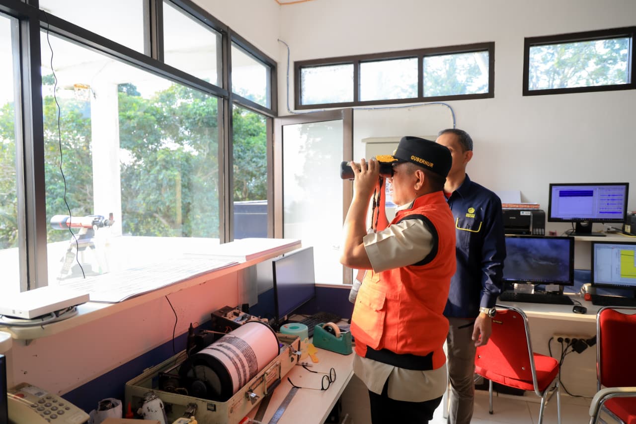 Gubernur Andra Soni saat memantau Gunung Anak Krakatau.