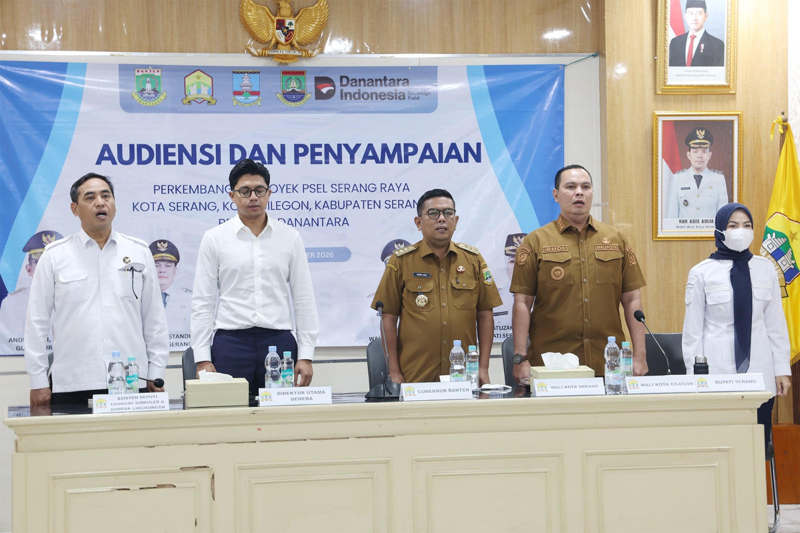 Gubernur Andra Soni, Wali Kota Serang Budi Rustandi, Bupati Serang Ratu Rahmatuzakiyah, Wali Kota Cilegon Robinsar, Asisten Deputi Ekonomi Sirkular dan Dampak Lingkungan Kemenko Pangan Roffi Alhanif, dan Presiden Direktur PT Chandra West Energi Edi Riva’i.