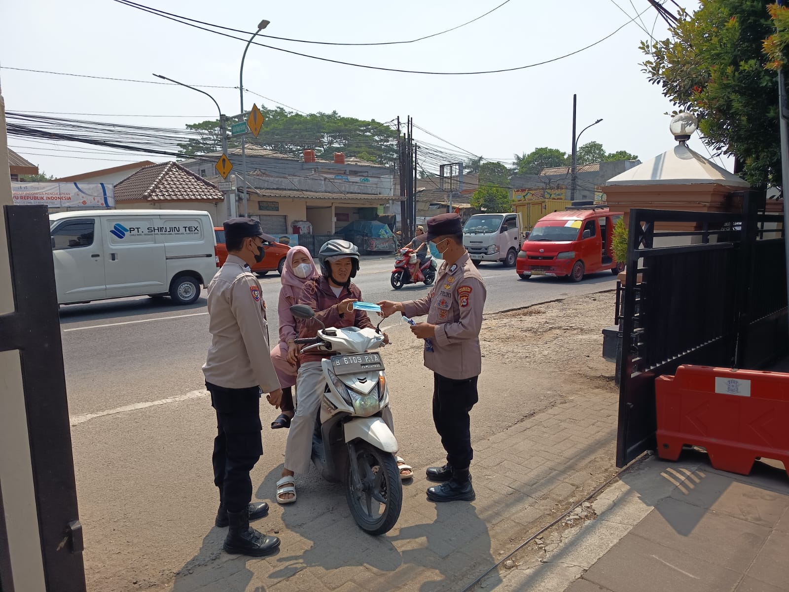 Polsek Cikupa saat membagikan masker ke warga.