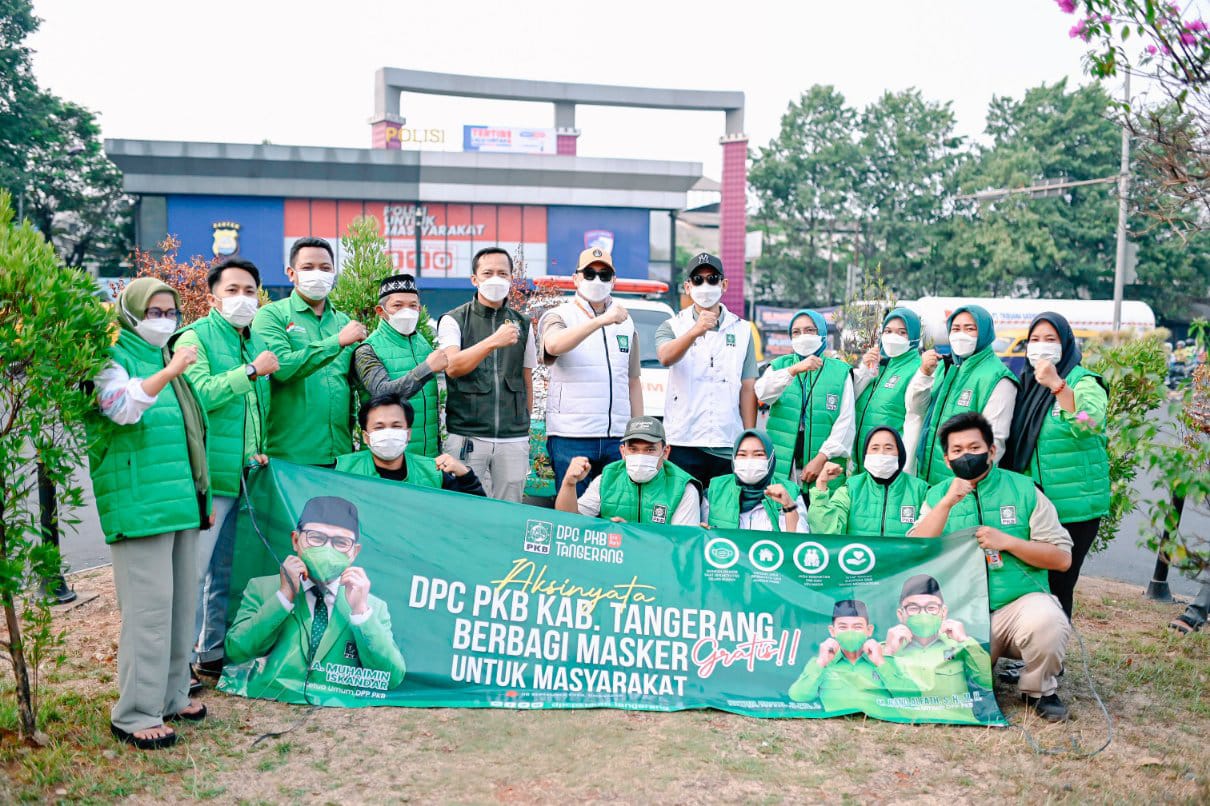 Kegiatan DPC PKB Kabupaten Tangerang membagikan masker untuk warga.