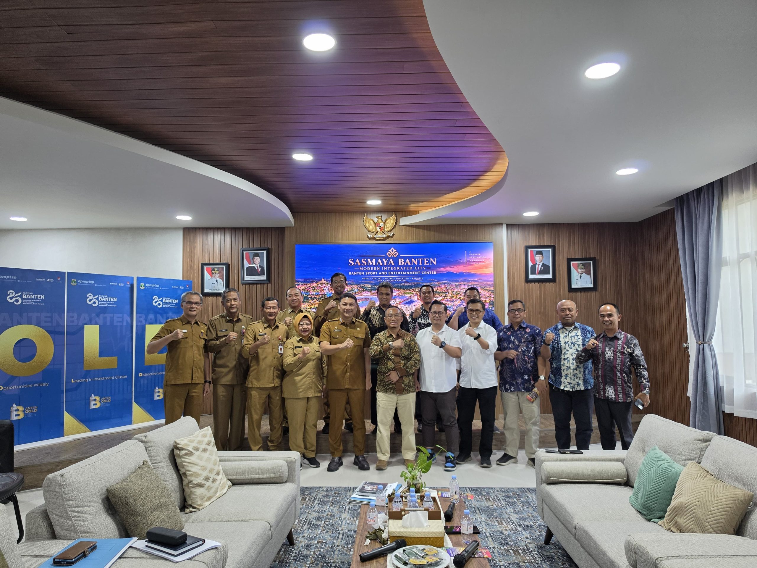 Sekda Deden bersama Jajarannua dan Petinggi PT Sasmaya Media Integrasi di Kantor Dinas Penanaman Modal dan Pelayanan Terpadu Satu Pintu (DPMPTSP) Provinsi Banten.
