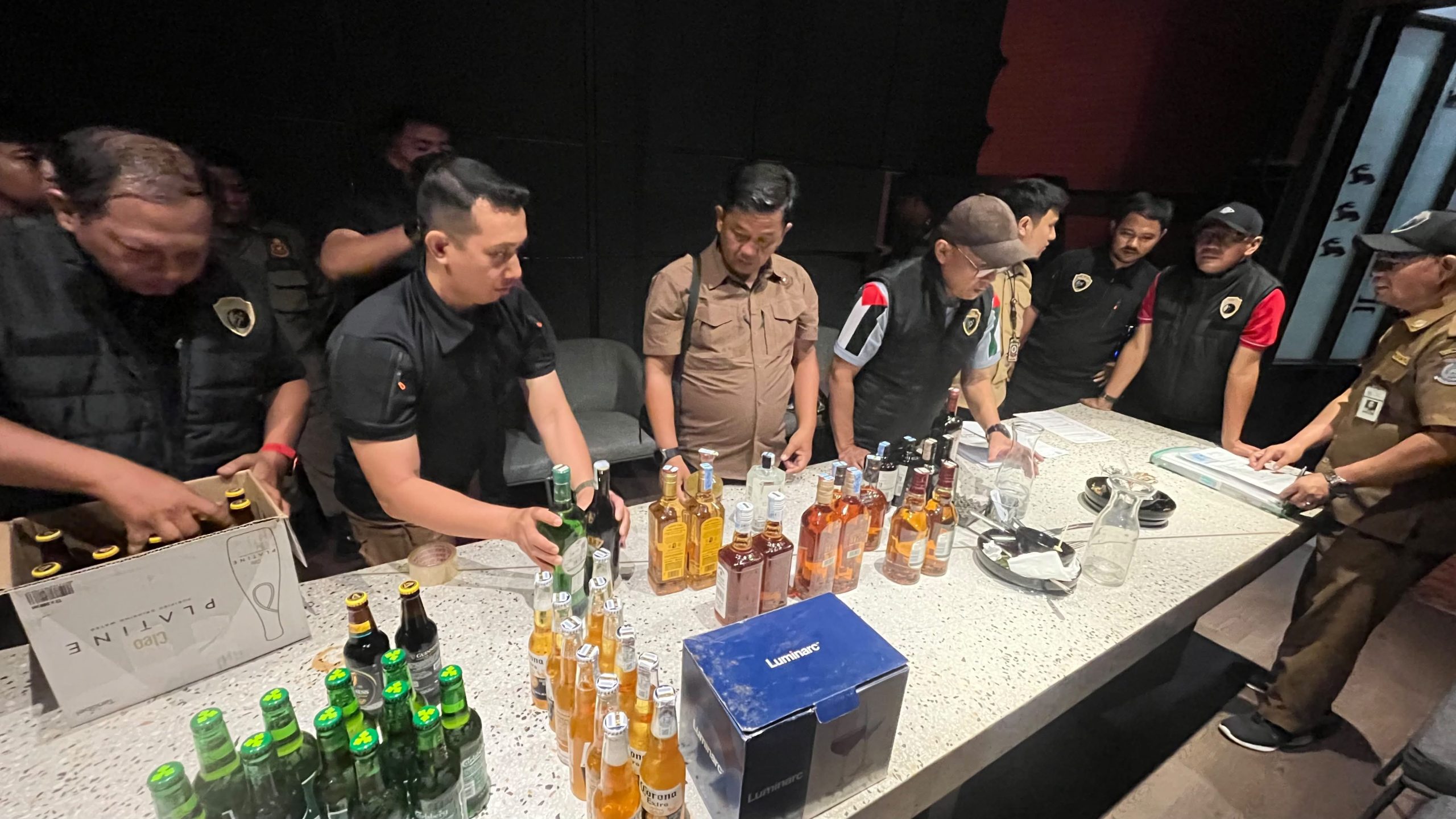 Satpol PP Tangsel saat razia miras di tempat hiburan.